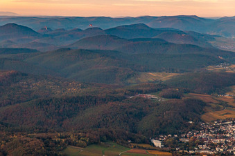 Paragleiter überm Haardtrand in Bad Bergzabern im Bundesland Rheinland-Pfalz, Deutschland