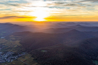 Sonnenuntergang überm Pfälzerwald im Ortsteil Rechtenbach in Schweigen-Rechtenbach im Bundesland Rheinland-Pfalz, Deutschland