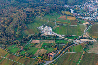 Drohnenbild von Baustelle des Tunnelportals Ost für den Astrid-Tunnel zur Unterquerung und Ortsumgehung von Bad Bergzabern zwischen B38 (Weinstraße) und B427 (Kurtalstraße) in Dörrenbach im Bundesland Rheinland-Pfalz, Deutschland