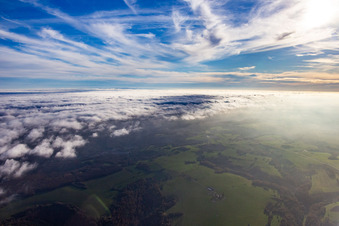 Luftbild von Wolken über den Nordvogesen in Roppeviller im Bundesland Moselle, Frankreich