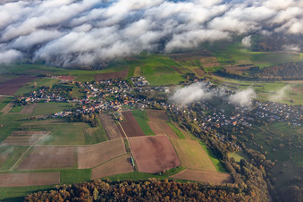Ortschaft von Nordwesten unter Wölkchen in Kröppen im Bundesland Rheinland-Pfalz, Deutschland
