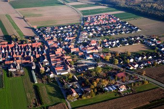 Dorf von Westen im Ortsteil Hayna in Herxheim bei Landau im Bundesland Rheinland-Pfalz, Deutschland