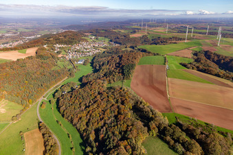 Dorf von Südwesten unter dem Windpark Sickinger Höhe in Lambsborn im Bundesland Rheinland-Pfalz, Deutschland