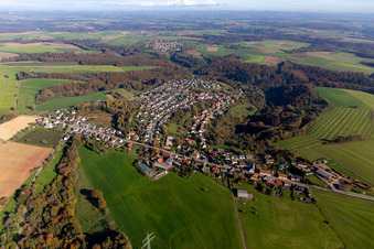Dorf von Westen im Ortsteil Mörsbach in Zweibrücken im Bundesland Rheinland-Pfalz, Deutschland