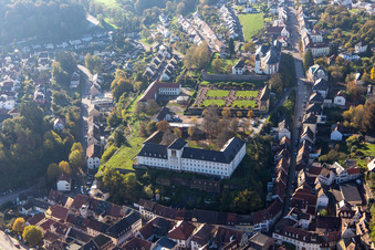 St. Anna und St. Philipp (Schlosskirche), Orangerie und Barockschloß über der Stadt in Blieskastel im Bundesland Saarland, Deutschland