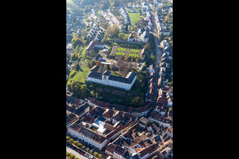 Luftbild von St. Anna und St. Philipp (Schlosskirche), Orangerie und Barockschloß über der Stadt in Blieskastel im Bundesland Saarland, Deutschland