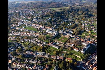 St. Anna und St. Philipp (Schlosskirche), Orangerie und Barockschloß über der Stadt in Blieskastel im Bundesland Saarland, Deutschland von oben