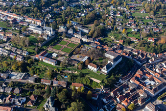St. Anna und St. Philipp (Schlosskirche), Orangerie und Barockschloß über der Stadt in Blieskastel im Bundesland Saarland, Deutschland aus der Luft