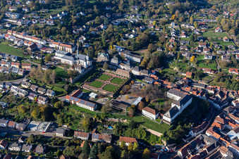 St. Anna und St. Philipp (Schlosskirche), Orangerie und Barockschloß über der Stadt in Blieskastel im Bundesland Saarland, Deutschland von oben gesehen