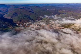 Ortschaft am Wolkenrand in Oberotterbach im Bundesland Rheinland-Pfalz, Deutschland