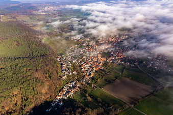 Luftbild von Ortschaft am Wolkenrand in Oberotterbach im Bundesland Rheinland-Pfalz, Deutschland