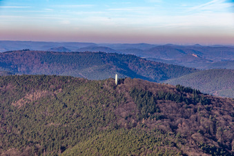 Stäffelsbergturm im Winter in Dörrenbach im Bundesland Rheinland-Pfalz, Deutschland