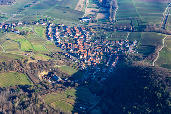 Weinort am Haardtrand von Westen im Ortsteil Gleishorbach in Gleiszellen-Gleishorbach im Bundesland Rheinland-Pfalz, Deutschland