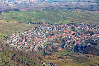 Weinort am Haardtrand von Südwesten in Klingenmünster im Bundesland Rheinland-Pfalz, Deutschland