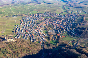 Weinort am Haardtrand unter der Landeck-Burgruine von Westen in Klingenmünster im Bundesland Rheinland-Pfalz, Deutschland