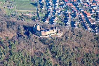 Haardtrand mit der Landeck-Burgruine von Westen in Klingenmünster im Bundesland Rheinland-Pfalz, Deutschland