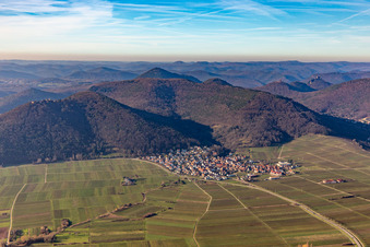Weinort am Haardtrand von Osten in Eschbach im Bundesland Rheinland-Pfalz, Deutschland