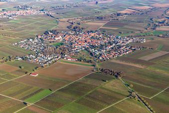 Dorf von Südwesten im Ortsteil Mörzheim in Landau in der Pfalz im Bundesland Rheinland-Pfalz, Deutschland