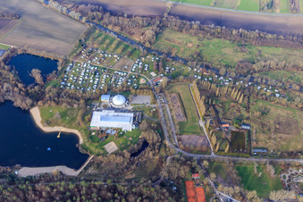 Schrägluftbild von Strandbad und Camping im Freizeitzentrum Moby Dick in Rülzheim im Bundesland Rheinland-Pfalz, Deutschland