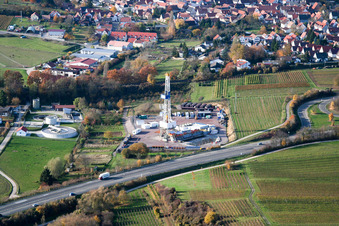Bohrturm am Geothermiekraftwerk Insheim im Bundesland Rheinland-Pfalz, Deutschland