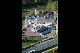 Bohrturm und Baustelle für ein Geothermiekraftwerk in Insheim im Bundesland Rheinland-Pfalz, Deutschland