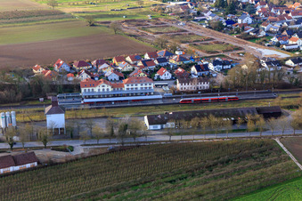 Bahnhofstraße und Am Bahnhof in Winden im Bundesland Rheinland-Pfalz, Deutschland