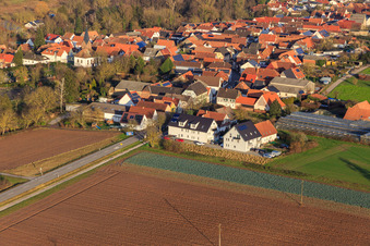 Orteingang, Hauptstraße von Westen in Winden im Bundesland Rheinland-Pfalz, Deutschland