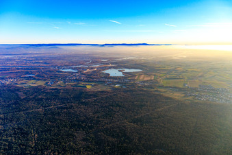 Stadtansicht von Norden unter der Winterinversion im Ortsteil Neulauterburg in Lauterbourg im Bundesland Bas-Rhin, Frankreich