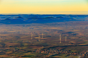 Windpark im Winter in Freckenfeld im Bundesland Rheinland-Pfalz, Deutschland