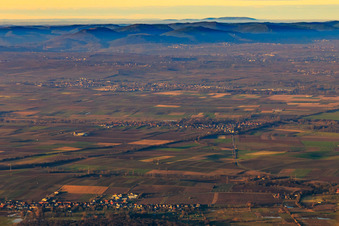 Ortsansicht aus Süden im Winter mit Fernsicht bis zum Donnersberg in Winden im Bundesland Rheinland-Pfalz, Deutschland