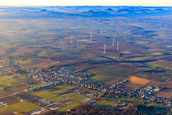 Windpark im Winter mit Fernsicht über den Pfälzerwald in Freckenfeld im Bundesland Rheinland-Pfalz, Deutschland