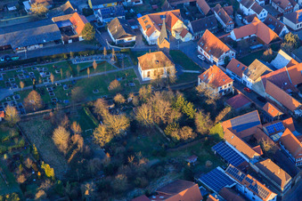 Protest. Kirche und Friedhof an einem Winterabend in Winden im Bundesland Rheinland-Pfalz, Deutschland