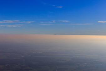 Hochnebel bedeckt die Rheineben einschlieslich Nordschwarzwald bis auf die Hornisgrinde - von Landau aus gesehen im Ortsteil Queichheim in Landau in der Pfalz im Bundesland Rheinland-Pfalz, Deutschland