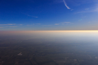 Luftbild von Hochnebel bedeckt die Rheineben einschlieslich Nordschwarzwald bis auf die Hornisgrinde - von Landau aus gesehen im Ortsteil Queichheim in Landau in der Pfalz im Bundesland Rheinland-Pfalz, Deutschland