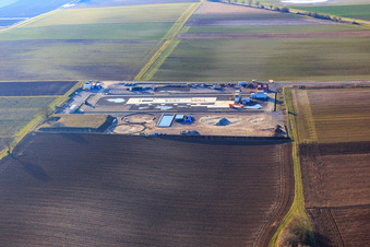 Baustelle des Tiefenbohrplatz V20 von Vulcan Energy am Schleidberg zur Förderung von Geothermie und Lithium in Insheim im Bundesland Rheinland-Pfalz, Deutschland von einer Drohne aus