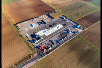 Luftbild von Baustelle des Tiefenbohrplatz V20 von Vulcan Energy am Schleidberg zur Förderung von Geothermie und Lithium in Insheim im Bundesland Rheinland-Pfalz, Deutschland
