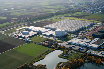 Gebäudekomplex und Gelände des Logistikzentrums von Mercedes Benz und Prowell im Gewerbegebiet Interpark in Offenbach an der Queich im Bundesland Rheinland-Pfalz, Deutschland