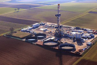 Luftbild von Bohrturm des Tiefenbohrplatz V20 von Vulcan Energy am Schleidberg zur Förderung von Geothermie und Lithium in Insheim im Bundesland Rheinland-Pfalz, Deutschland