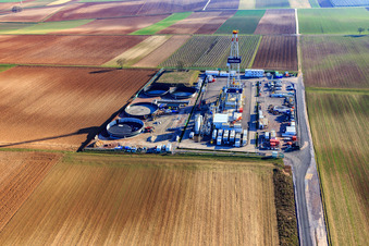 Bohrturm des Tiefenbohrplatz V20 von Vulcan Energy am Schleidberg zur Förderung von Geothermie und Lithium in Insheim im Bundesland Rheinland-Pfalz, Deutschland von oben