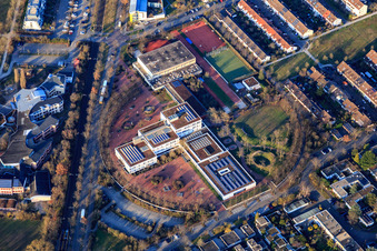 Otto-Hahn-Gymnasium im Ortsteil Waldstadt in Karlsruhe im Bundesland Baden-Württemberg, Deutschland