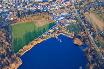 Bootsteg am Baggersee Rohrköpfle des Surfclub Linkenheim und Segel Club Linkenheim e.V in Linkenheim-Hochstetten im Bundesland Baden-Württemberg, Deutschland