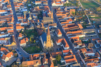 Katholische Kirche Sankt Nikolaus und  Protestantische Kirche Bellheim an der Hauptstr im Bundesland Rheinland-Pfalz, Deutschland