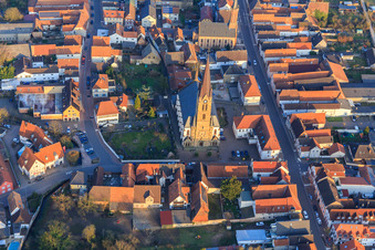 Luftbild von Katholische Kirche Sankt Nikolaus und  Protestantische Kirche Bellheim an der Hauptstr im Bundesland Rheinland-Pfalz, Deutschland