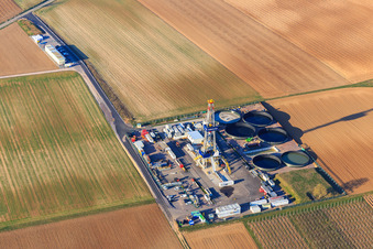 Drohnenaufname von Bohrturm des Tiefenbohrplatz V20 von Vulcan Energy am Schleidberg zur Förderung von Geothermie und Lithium in Insheim im Bundesland Rheinland-Pfalz, Deutschland