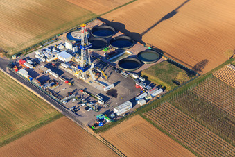 Bohrturm des Tiefenbohrplatz V20 von Vulcan Energy am Schleidberg zur Förderung von Geothermie und Lithium in Insheim im Bundesland Rheinland-Pfalz, Deutschland aus der Drohnenperspektive