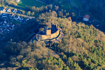 Brug Landeck im Winter ohne Schnee am Abend aus Westen in Klingenmünster im Bundesland Rheinland-Pfalz, Deutschland