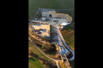 Baustelle des Tunnelportals Ost für den Astrid-Tunnel zur Unterquerung und Ortsumgehung von Bad Bergzabern zwischen B38 (Weinstraße) und B427 (Kurtalstraße) in Dörrenbach im Bundesland Rheinland-Pfalz, Deutschland vom Flugzeug aus