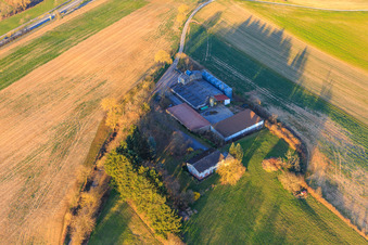 Aussiedlerhof in der Nähe der B38 in Dörrenbach im Bundesland Rheinland-Pfalz, Deutschland