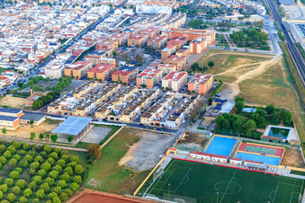 Fußballplatz, Tennisfeld und Pool des Campo Municipal U.D. Dos Hermanas im Bundesland Sevilla, Spanien