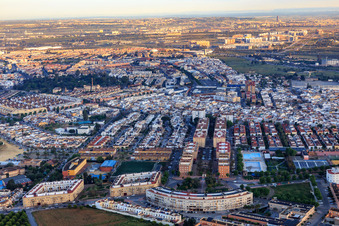 Stadtteil hinter dem Kreisverkehr hinter der C. Parroco Valeriano in Dos Hermanas im Bundesland Sevilla, Spanien